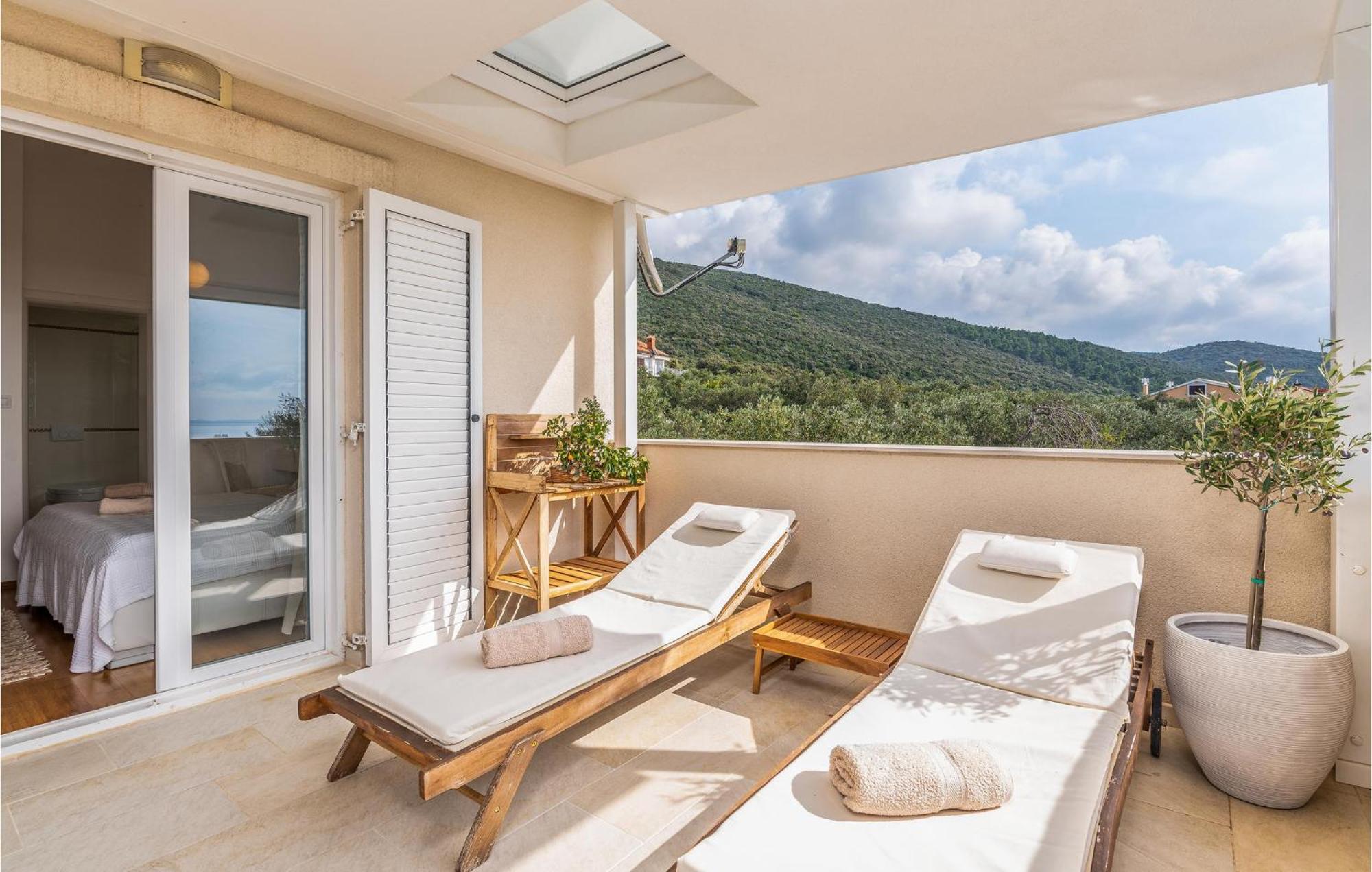 Beautiful Home In Martinscica With Wifi Экстерьер фото