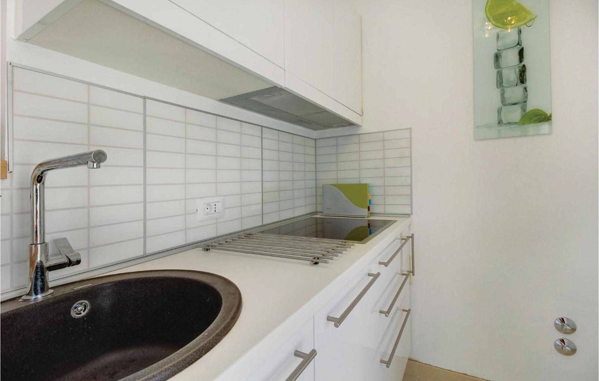 Beautiful Home In Martinscica With Wifi Экстерьер фото
