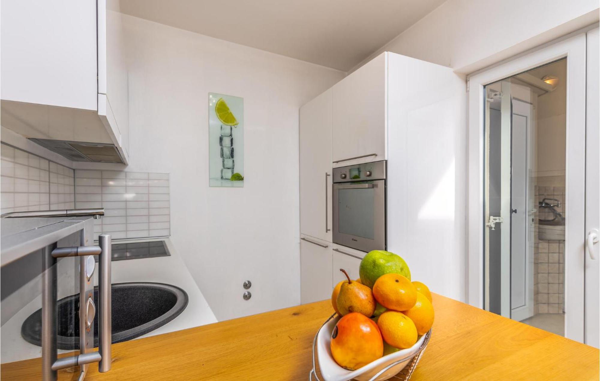 Beautiful Home In Martinscica With Wifi Экстерьер фото